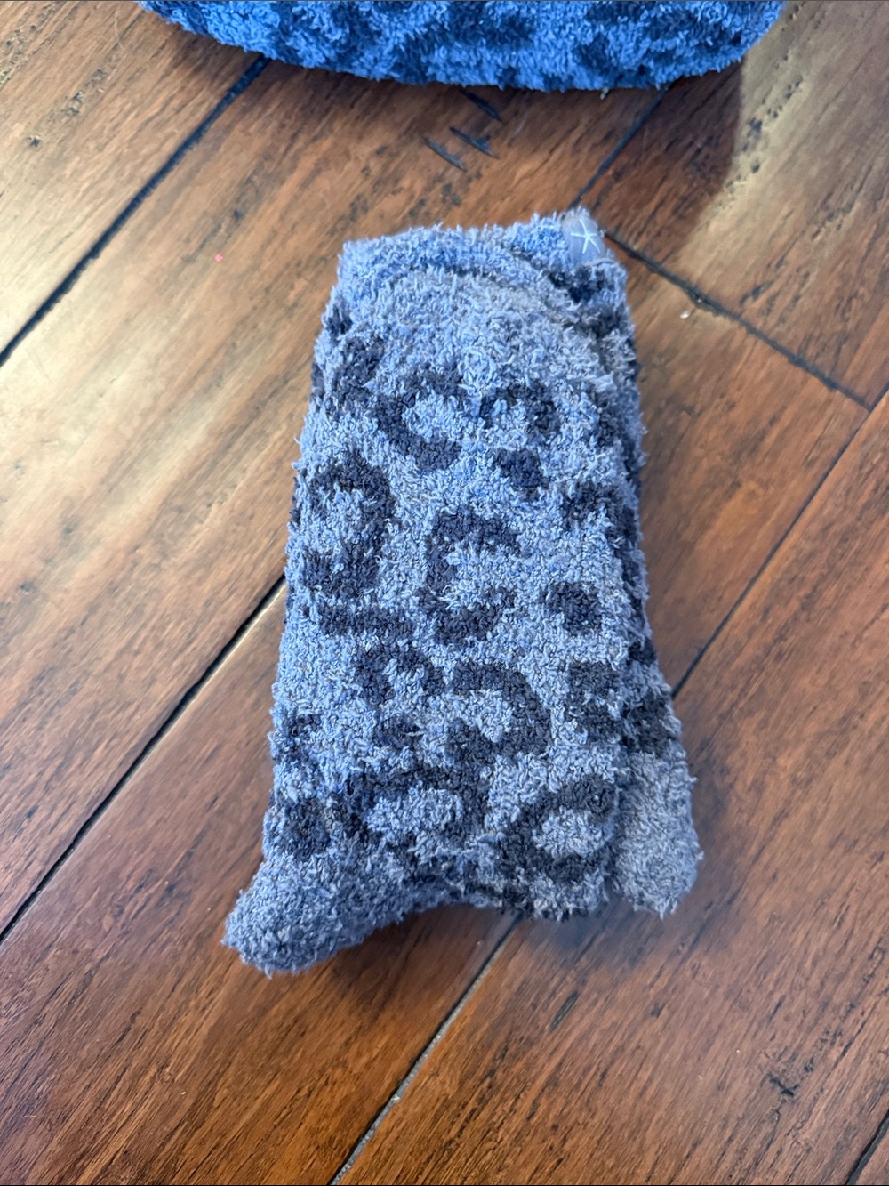 Barefoot Dreams Cozy Gray Leopard - Eye Mask, Headband, Socks & Pouch - Picture 3 of 8